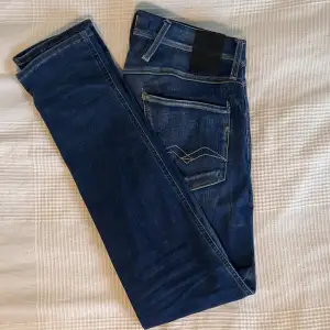 Hej, säljer nu dessa superfina Replay Anbass hyperflex jeans i en snygg färg. Skriv om ni har frågor eller lägg gärna prisförslag då priset inte är hugget i sten 