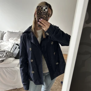 Trenchcoat  - Blå trenchcoat i storlek L. Men liten i storlek skulle säga att den är som en S 😊 märket är replay 