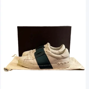 Valentino Open - STEAL!!! Valentino Open. Dustbag medföljer. Skick 5/10. Strl 41.5 men stora i storleken. Skriv till mig vid frågor eller funderingar. 
