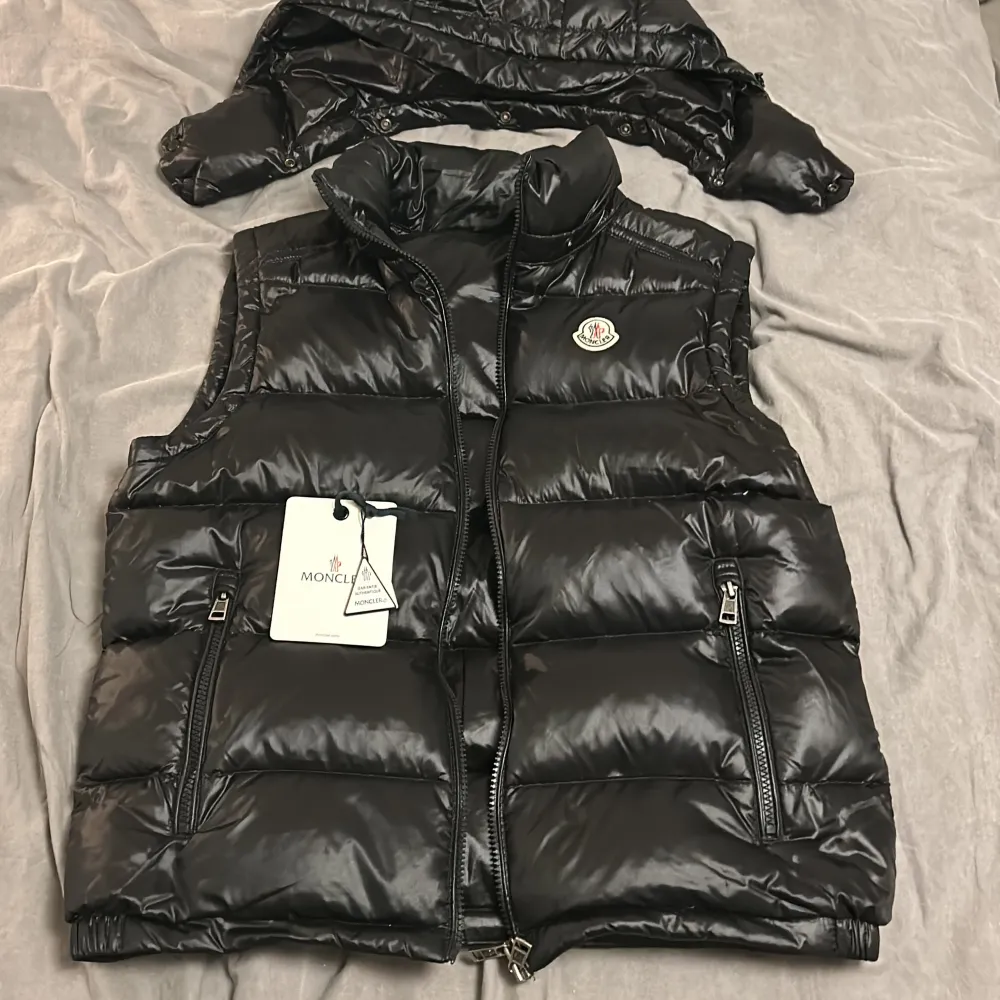 Moncler väst i 10/10 skick som jag säljer eftersom att de inte direkt är min stil. Har allt OG förutom kvitto då jag fick västen av min mormor i present men inte kvittot och nu hittar hon inte det. (Pris kan diskuteras och byten funkar). Jackor.