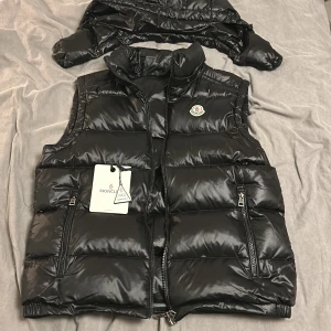 Moncler bormes down väst - Moncler väst i 10/10 skick som jag säljer eftersom att de inte direkt är min stil. Har allt OG förutom kvitto då jag fick västen av min mormor i present men inte kvittot och nu hittar hon inte det. (Pris kan diskuteras och byten funkar)