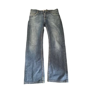 Låga jeans - Skitsnygga jeans i bootcut/rak modell! De är i bra skick🫶 Skriv privat vid intresse eller frågor kring mått eller annat😊😊