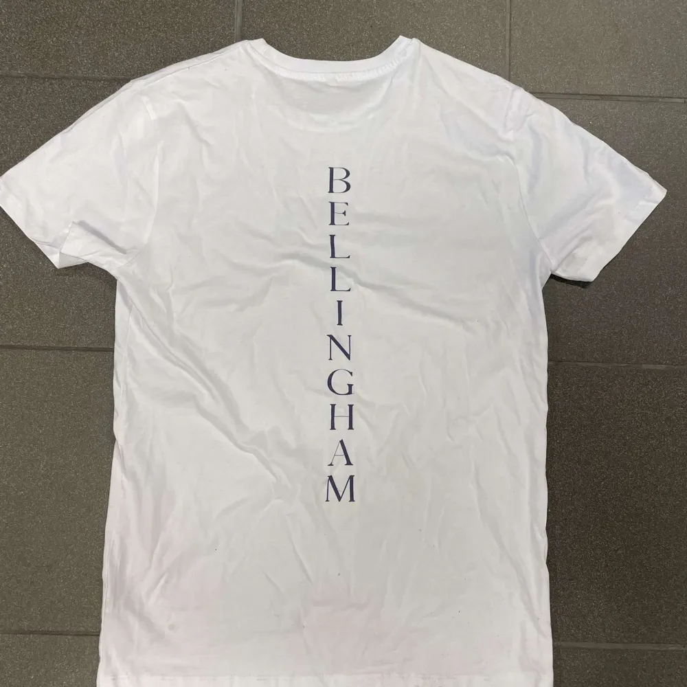 Väldigt snygg Bellingham T-shirt, bra tryck och perfekt för dig som håller på Real Madrid!. T-shirts.