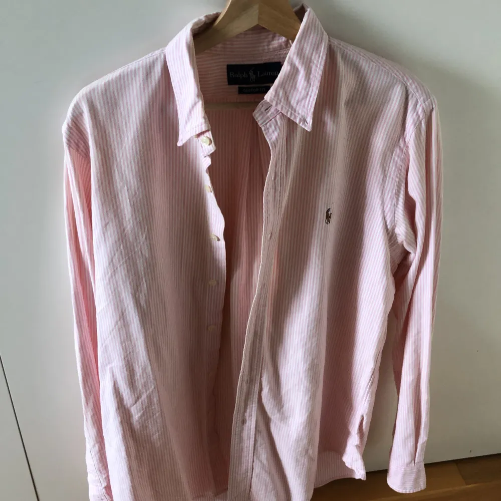 Säljer denna Ralph Lauren skjortan i storlek S. Modellen är 178 och väger 63. Skick 9/10. Perfekt skjorta inför sommaren och under sommaren. Kontakta vid minsta lilla fråga.. Skjortor.