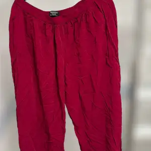 Jättefina röda byxor från Mango i storlek M! De är korta och vida i modellen och är perfekt till sommaren!! 