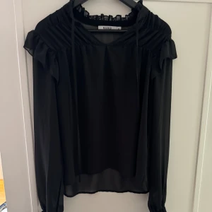 Blus  - Så fin blus från na-kd!! Använd en gång så i riktigt bra skick💗