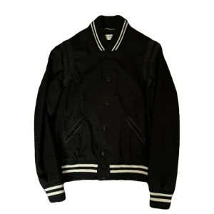 Saint laurent teddy jacka - Saint Laurent Paris teddy jacket, hedi era Varsity jacka med riktiga läder detaljer Size 46  Väldigt bra condition Kommer med upphängbar saint laurent klädpåse 