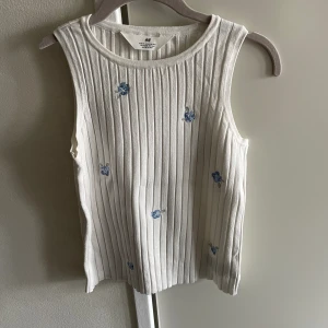 Linne - Gulligt linne med blommor på. Bra skick! 