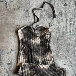 KLÄNNING🖤 - Super fin klänning med halter neck! 