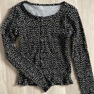 Tröja - Så söt tunn tröja med små blommor på sig och knappar så man själv kan knäppa upp hur man vill! Använt ca 2 gånger🌼