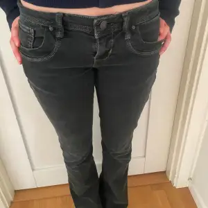 Supersnygga ltb jeans i modellen valerie! Sparsamt använda och i jättefint skick. Midjemåttet tvärsöver är 34cm och innerbenslängden är 82cm💕Priset kan diskuteras vid snabb affär!😇