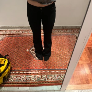 Svarta bootcut jeans  - Säljer dessa så snygga bootcut jeans då dom tyvärr inte kommer till användning! Dom är så snygg både till vardags och vid festligare tillfällen! Dom är som nya och har knappt användts💕