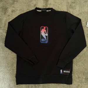NBA Hugo Boss tröja - Tröjan än i väldigt bra skick i skala 8/10. Den har storleken M och sitter väldigt bra. 