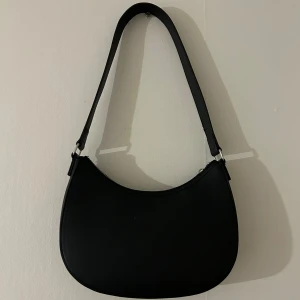 Baguetteväska - Måttet är ungefär 23x15  Fint skick, nästan oanvänd