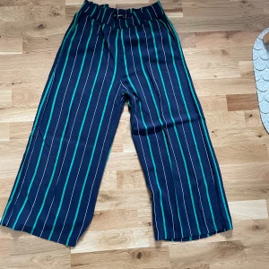 Randiga byxor - Randiga byxor från Ginatricot pga för korta på mig. Väl använda men i gott skick. Storlek 36. Säljs för 50 kr.