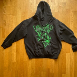 Boxy west49 hoodie - Vintage west49 hoodie som inte kommer till användning. Skön lös passform och fett tryck! Gammalt skejt märke. Perfekt för skejtar stilen! Lappen i tröjan är urtvättat, skulle upskatte att den är L-XL typ