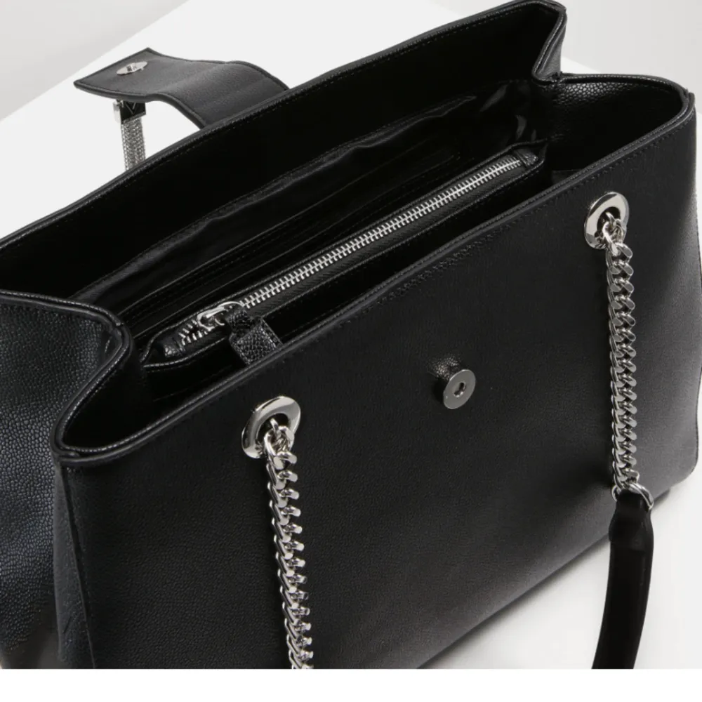 Handväska Divina från Valentino handbags  Använd fåtal gånger.  Nypris 1299kr  Mått  Höjd 30cm Bredd 37cm  Djup 13cm . Väskor.