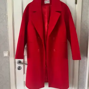 Jättefin röd kappa från NA-KD i storlek 36 men passar även större storlekar beroende på hur man vill ha passformen. Något nopprig på framsidan men annars fin kvalitet. Köparen står för frakten. 