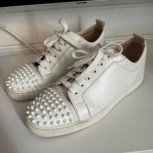 Christian Louboutin  - Säljer dessa Loubs i strl 42 men kan även passa 43, bra skick men använda  Självklart äkta