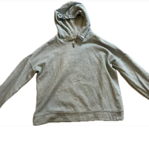 Hoodie cropped - grå hoodie