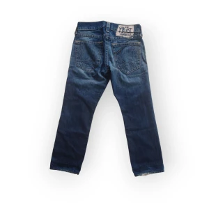 True religion Jeans st 29 - Raka mörka jeans, ovanlig modell. Slitna och uppsydda längst det, syns på bilden. Fråga gärna om fler bilder eller mått :)
