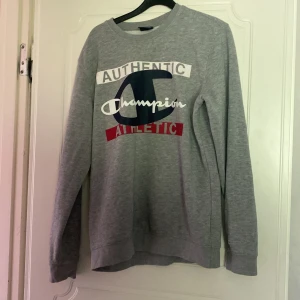Champion crew neck  - En tröja jag inte använder så mycket så tänkte sälja den det är 7-8/10 i skicket men den är snygg