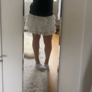 Vit volang kjol - Säljer min super fina vita volangkjol från H&M. Säljer den då den är för stor för mig. Storlek M. Kjolen är i gott skick och knappt använd. Säljer för 200kr+frakt men pris kan diskuteras vid snabb affär!