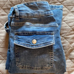 Jeans blå - Knappt använt jätte fint skick 