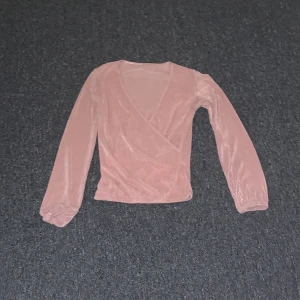 Rosa blus - As snygg rosa blus som aldrig blivit använd då den är för stor och inte min stil. Vet inte riktigt märket eftersom jag fick den och lappen sitter inte kvar🩷