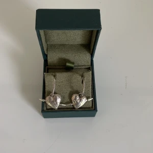 Maria Nilsdotter örhängen  - Super snygga örhängen från Maria Nilsdotter! Väldig bra skick!  Nypris för ett par: 4590kr  