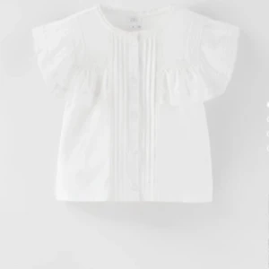 Zara blus  - Jättefin blus. Storlek 11-12 år men är som xs skulle jag säga. 