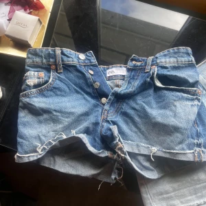 Zara shorts - Jätte snygga Zara shorts med låg midja  i storlek 34. Dom är ganska små i storleken. Knappt använda 