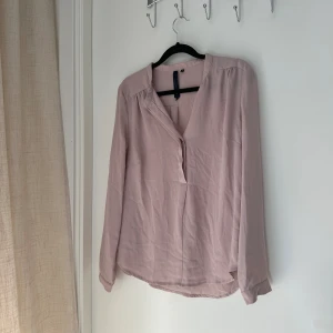 Rosa blus -  Blus rosa i storlek 36/S.