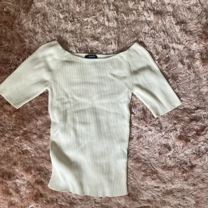 Krämig Vit tröja  - Aldrig använt.  Bra kvalitet. Skriv till mig om ni vill sänka priset eller om ni undrar något 💕köpte för 300kr eller 200kr tror jag 💞