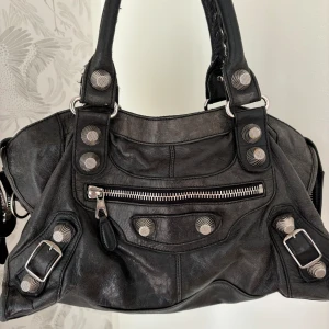 Balenciagaväska - Säljer min fina balenciaga väska som jag köpte på Vestiaire Collective (från Paris)❣️har använts sparsamt men sicket är absolut använt då den var begagnad när jag köpte! Rymmer mycket och har bra fickor💞kom med bud🫶🫶