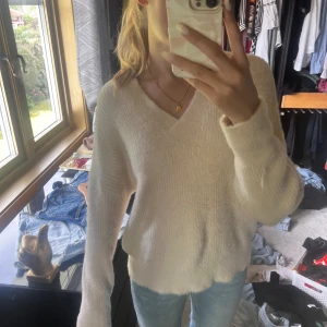 Rosa stickad tröja  - Sjukt mjuk och len tröja från Kappahl. Inte alls mycket använd. Super gullig med baby rosa färg 