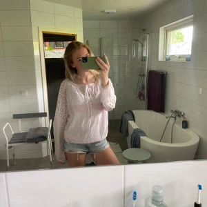 Rosa blus 💞💞 - En jättefin rosa blus som är perfekt för sommaren 💕 Tyvärr så är den lite stor för mig och därför används den inte så mycket. Står inget märke förutom Made In Italy. Tycker att tröjan är ganska lik Odd Molly tröjorna.