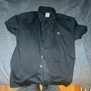 Äkta McDonalds tröja från McDonalds - Äkta! Väldigt rare McDonalds tröja direkt från donken. Storlek L passar jättebra. Pris kan diskuteras!