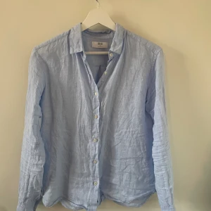 Uniqlo linneskjorta - Snygg skjorta från Uniqlo perfekt till sommaren! Använd ett fåtal gånger och skick 8,5/10. 