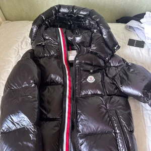 Moncler - Säljer nu denna nya moncler jackan nfc taggen funkar. Tyvär e den inte äkta!!! 