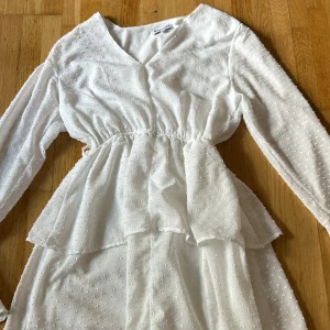 Vit klänning  - det är en vit klänning i storlek S  Använt en gång 