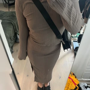 Brun tröja och kjol - Säljer detta sättet från Ginatricot, båda varorna är i storlek M, går att säljas separata men säljs helst ihop!🫶🏻