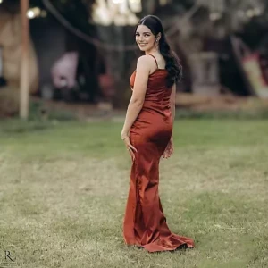 En fantastisk klänning som passar alla fester - En fantastisk klänning som passar alla fester, bröllop och speciella tillfällen.  Ny och trendig färg, endast använd en gång.   Perfekt för längd 150-160 cm   och vikt 50 kg.  Missa inte chansen att äga denna eleganta klänning!