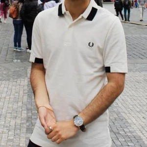Fred Perry pike - Jättesnygg Fred Perry kortärmad piké. Finns lätt missfärgning. Bra skick. Storlek: S. Hör av er vid eventuella frågor!!