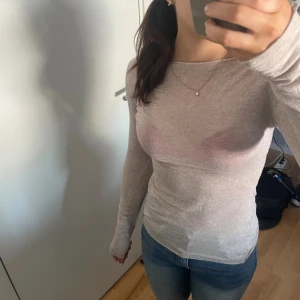 Beige intimissimi tröja - Beige intimissimi tröja. Tröjan har ett litet hål i vänstra ärmen men det är enkelt att sy ihop och inget man tänker på. Nypris:449kr.. Säljer eftersom jag ej får någon användning av den. Obs har använts mycket och därför kostar den bara 150
