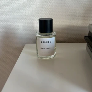 Essnce parfym - Fleur chere parfym ifrån essnce 🩷inspirerad av baccarat rouge,nästan helt full ,luktar super gott men passar mig inte riktigt 🩷orginalpris 360kr
