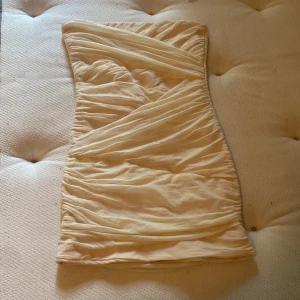 Klänning - Snygg och strechig klänning och bra och starkt material. 🛍 Klänningen är köpt vintage men är i ett nytt skick. 