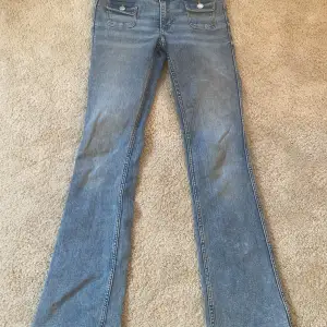 Säljer jeans i jättefint skick. Bootcut leg, low waist. Använda endast ett fåtal gånger. Storlek 158.
