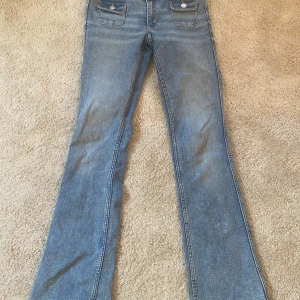 Jeans - Säljer jeans i jättefint skick. Bootcut leg, low waist. Använda endast ett fåtal gånger. Storlek 158.