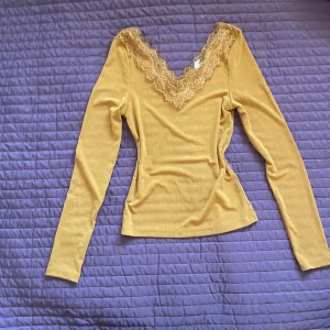Figurnära topp med spets - Säljer denna figurnära toppen med spets, fin gyllene honungs färg till sommaren🫶🏼